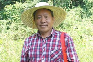 長篇小說獎：獲獎作品《白虎寨》作者：李傳鋒（土家族）         創作感言　　我采用現實主義手法，多角度聚焦貧困山村，近距離體察鮮活農事，思考社會變革。我盡量使作品有著豐富的“三農”信息，讓作品跳動著強勁的時代脈搏。我沒有過多地關注寫作的技術，而是將心血灌注于鮮活的物事。就像唱山歌一樣，激情一來，就高興地吼幾嗓子?！栋谆⒄肪褪俏覟橹袊鲐毷聵I獻唱的一首山歌。