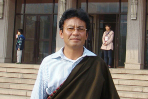 中短篇小說獎：獲獎作品《無雪冬日》作者：德本加（藏族）         創作感言　　文字是最豐富多彩又最復雜深奧的事物。我是一個被文字的養分滋潤過的人，因此對文字有很深的感情。經歷了從盲目的人生到回頭探尋人生意義的漫長旅程，我深深體會到了文字無可比擬的力量和無與倫比的魅力?？梢哉f這一切是我進行小說創作最根本的動力。