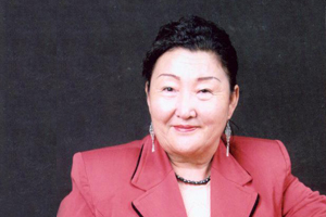 中短篇小說獎：獲獎作品《幸福的氣息》作者：努瑞拉·合孜汗（哈薩克族）         創作感言　　在網上看到自己獲得“駿馬獎”的消息時，我簡直不敢相信自己的眼睛。太好了！高興極了！這給予那些“靠關系獲獎”的說法一個狠狠的打擊。另外，我的作品主要書寫真人真事，主題還比較現代，但是有些人認為我的寫法太傳統、老舊了?，F在看來，不是我想象的那樣，我就更加激動了。