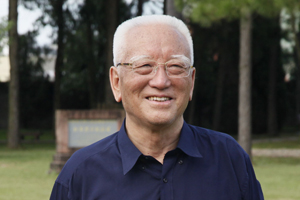 報告文學獎：獲獎作品《這里是紅軍走過的地方》作者：降邊嘉措（藏族）         創作感言　　長征也是文藝創作取之不盡、用之不竭的豐富源泉。早在10多年前，在親身參加過長征的老紅軍的鼓勵和指導下，我開始撰寫反映長征的長篇紀實文學《這里是紅軍走過的地方》。該書后來得到作協的支持，被列為中國作協的重點扶持作品。作品于2013年由作家出版社出版……