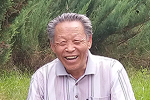 詩歌獎：獲獎作品《崔龍官詩選集》作者：崔龍官（朝鮮族）         創作感言　　在這本詩選集中，可以說是以“虛”與“靜”為思想底色的，其核心技巧則應該說是意象的創造。思想、經驗、技巧，如一條條縱橫交錯的絲線，共同織成了一段綢布。我進行詩歌創作時，在語言功能的發揮上格外下了點功夫。至于這一段綢布的質量究竟如何，我心里還沒譜。 