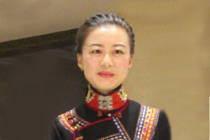 詩歌獎：獲獎作品《好時光》作者：魯娟（彝族）         創作感言　　從故鄉的起點出發，怎樣去尋找一種最適合表達自己的方式，這是我一直要摸索探尋的路?？娝古裾业搅宋?，詩歌這雙看不見的翅膀，帶領我從平凡、瑣碎、黯淡的日常生活中提升，擦亮被灰塵蒙敝已久、無處不在的詩意，教會我從黯淡的生活中提煉出一束束閃閃發光的金薔薇。