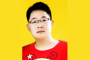 散文獎：獲獎作品《露水碩大》作者：楊犁民（苗族）         創作感言　　就我個人而言，精神家園永遠只是個草案，像修房子一樣立了幾根木棒，上了幾根大梁——它永遠不會有建成的一天。但是它又永遠沒有停下來的一天。就像我無數次看過的螞蟻，辛勤奔勞絕不是為一粒食物那么簡單，一定有另一種不為人知的價值和意義。人在有自己的世俗生活的同時，還應該有自己的精神生活。