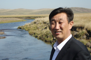 散文獎：獲獎作品《蒙古密碼》作者：特·官布扎布（蒙古族）         創作感言　　經過與遠去的古老往事反復對話，經過對錯綜復雜的歷史腳印進行反復的辨識，經過對千古英雄們遠去背影的反復打量，我終于發現了一個存在于世界東方的古老生存圈，發現了讓遠古勇士們拼殺不止的事由原委，發現了人們圍繞生存資源進行追逐的目的所在，發現了偉大祖國一體統一而不可分割的歷史鐵證……