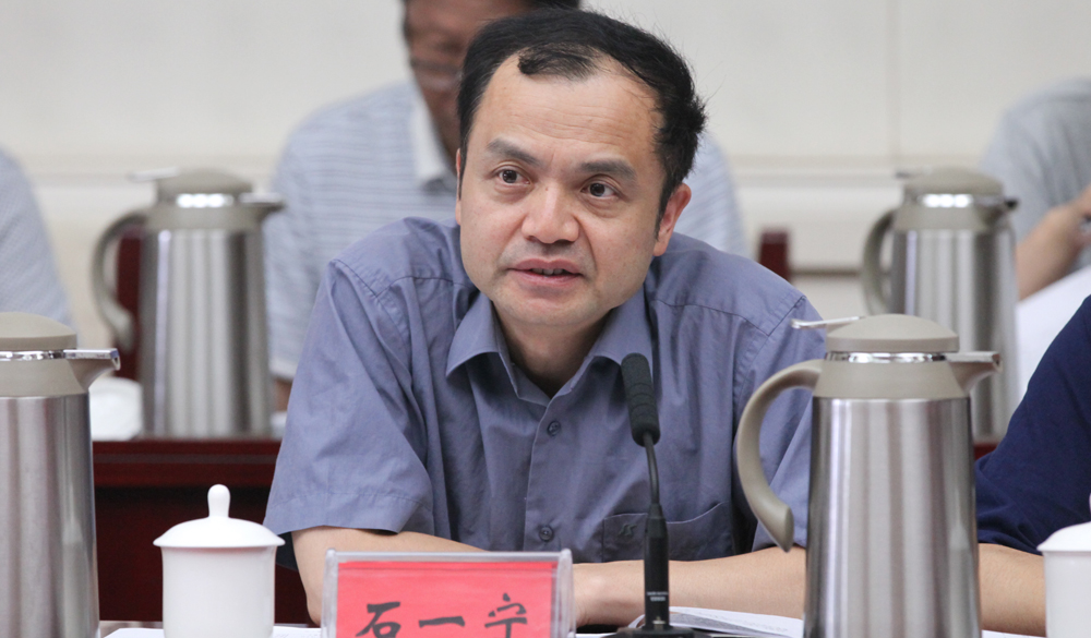 8月2日，評委石一寧在終評會上介紹小組討論情況