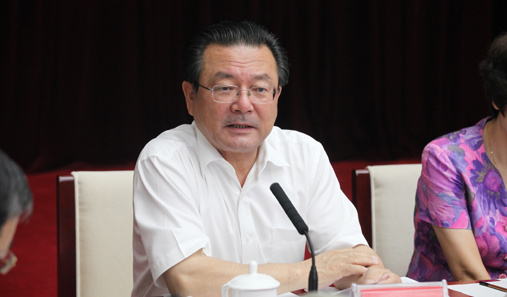 8月2日，評委艾克拜爾·米吉提在終評會上介紹小組討論情況