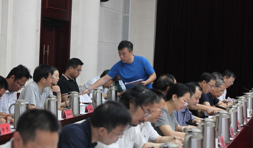 8月2日，第十一屆全國少數民族文學創作“駿馬獎”終評會工作人員分發選票