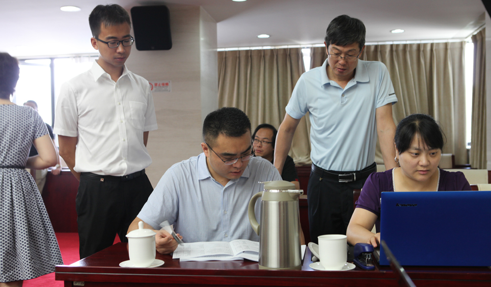 8月2日，工作人員統計評委畫票情況