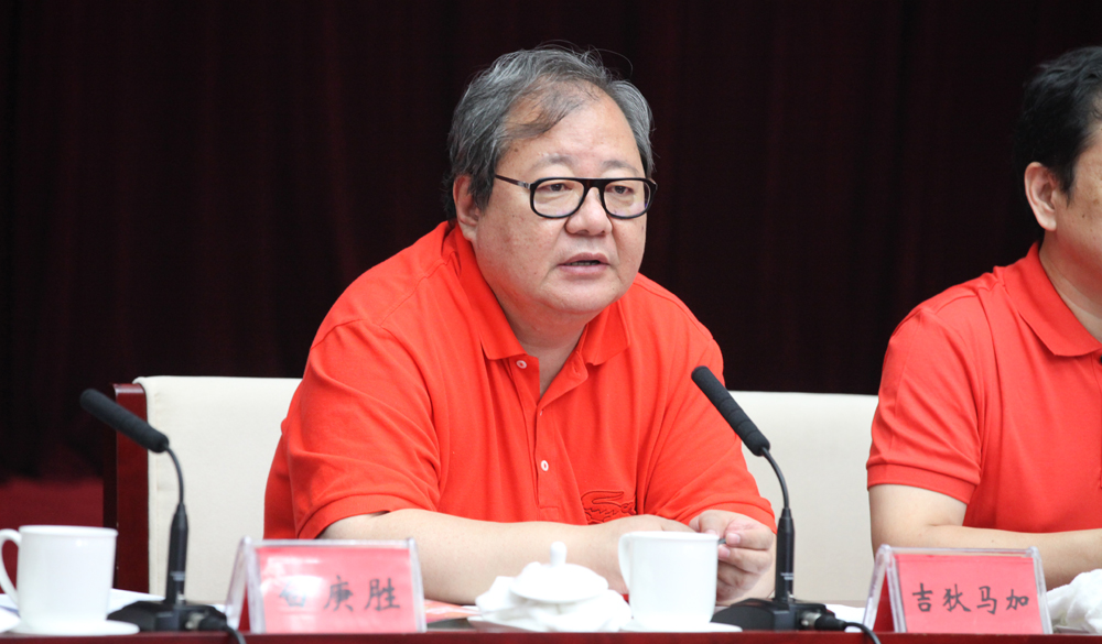 8月2日，評委會主任吉狄馬加在終評會上講話