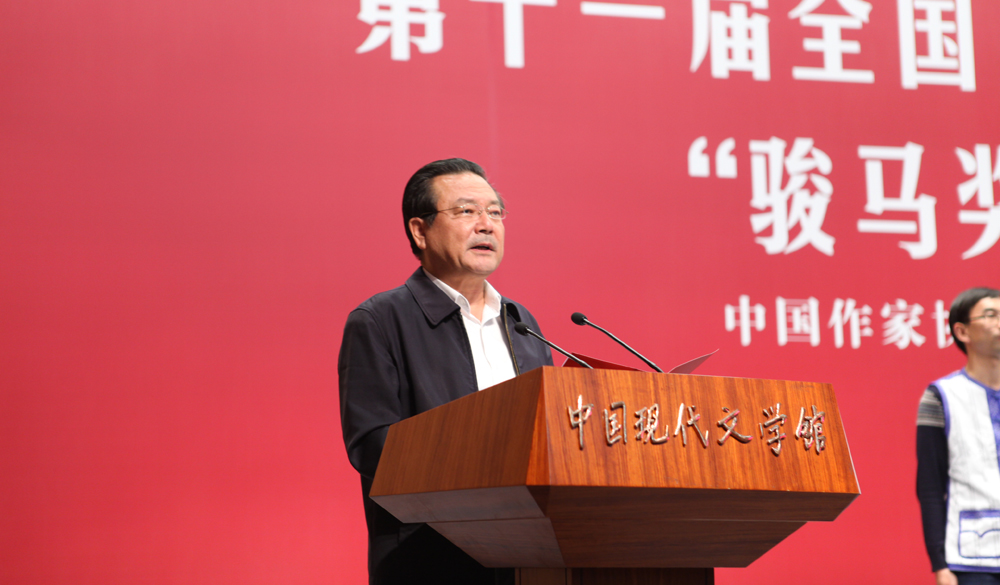 評委艾克拜爾·米吉提宣讀詩歌獎授獎詞