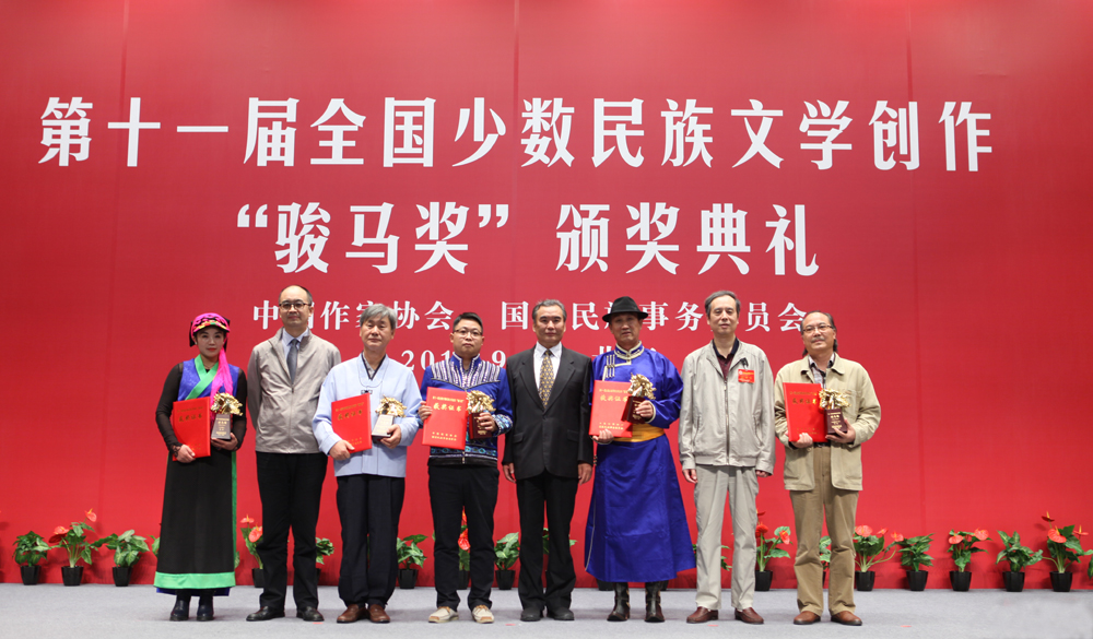 李冰、廖奔、吳義勤為散文獎獲獎者頒獎