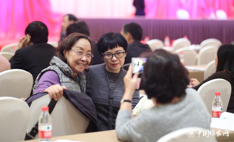 11月29日，與會者會場拍照留念