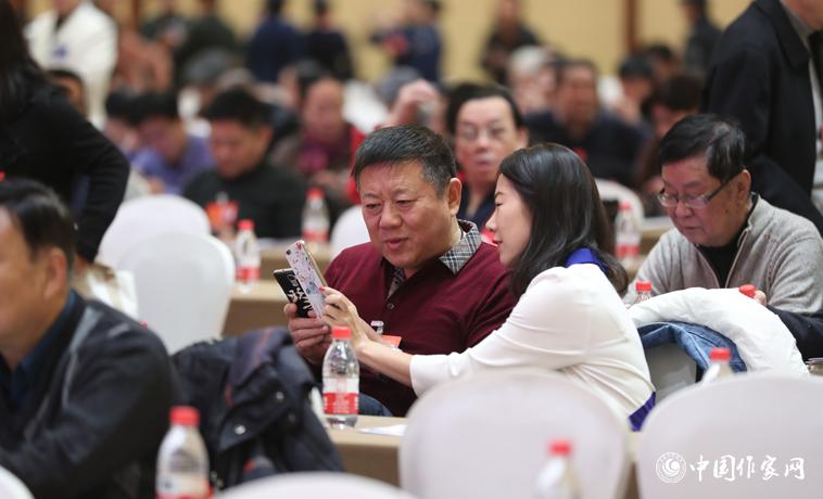 11月29日，與會者會場交流