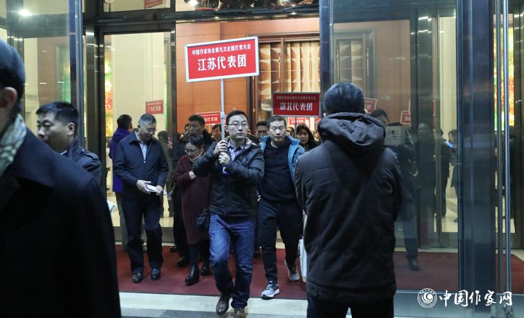 11月29日，與會者走出會場