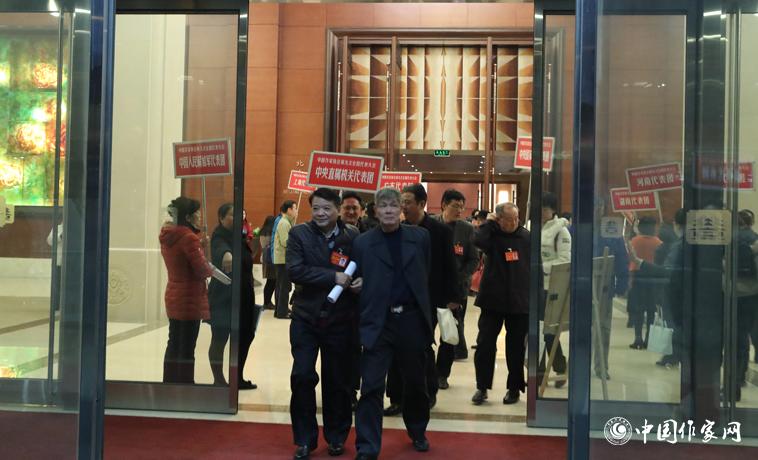 11月29日，與會者走出會場