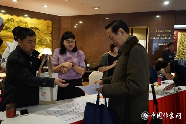 11月28日，中國作協第九次全國代表大會與會代表報到。