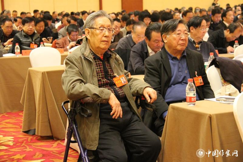 12月1日，第二次全體會上，代表們認真聽工作報告