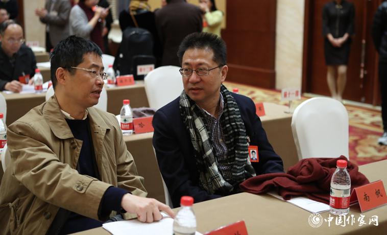 12月1日，第二次全體會議開始前，與會代表南帆、洪放交談。