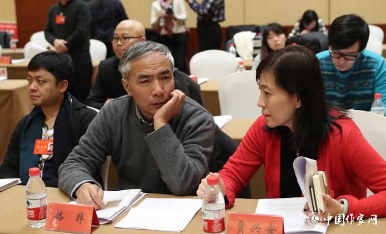 12月1日，第二次全體會議開始前，與會代表交談。