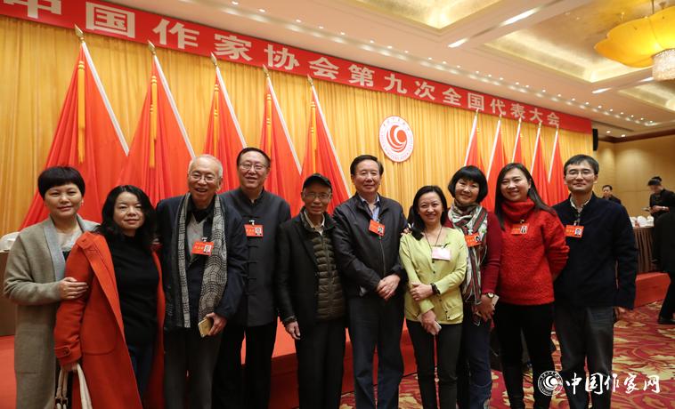 12月1日，第二次全體會議開始前，部分代表合影。