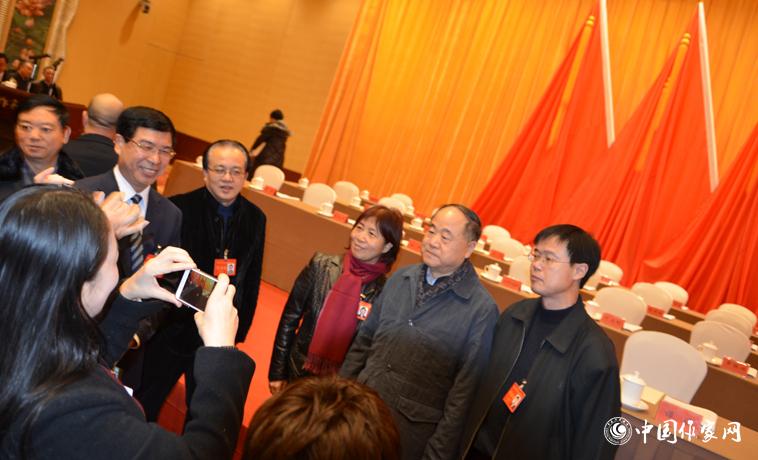 12月1日，莫言被粉絲代表們簇擁