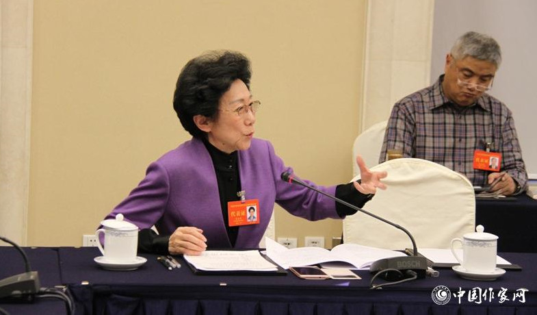 12月1日下午，中央直屬機關代表團分組討論，代表積極發言。