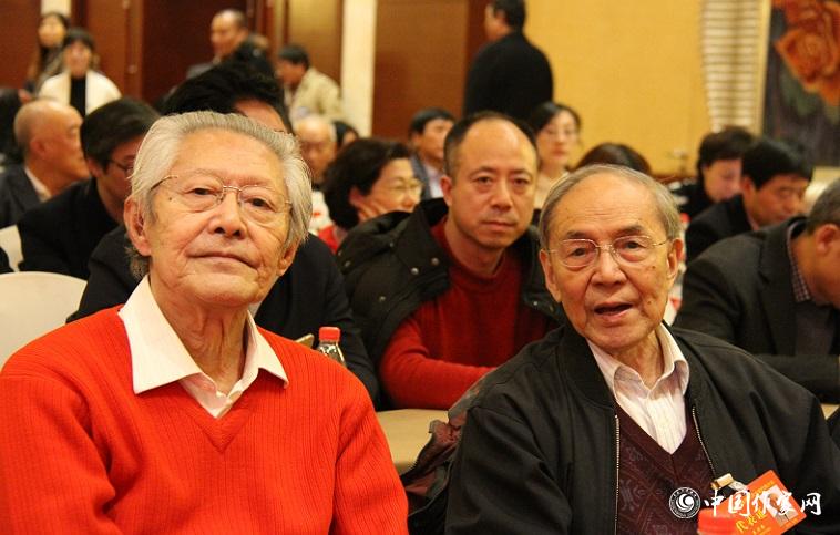 代表束沛德、崔道怡在報告會會場。