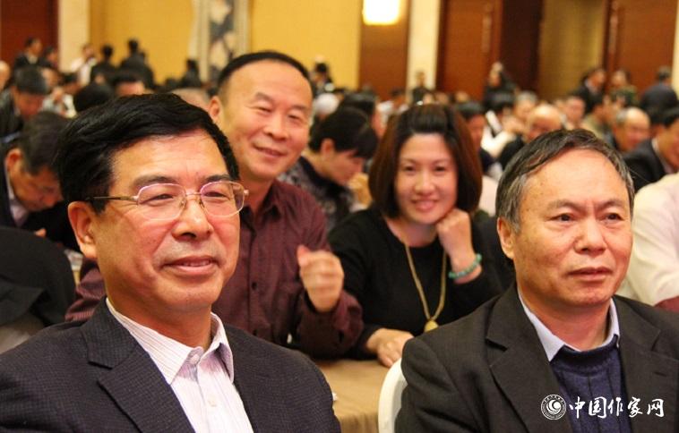 楊學峰、譚好哲等山東作家充滿期待地等待聆聽報告。