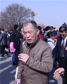 參加全國政協開幕會的委員梁曉聲