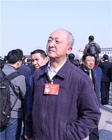 參加全國政協開幕會的委員劉冠軍