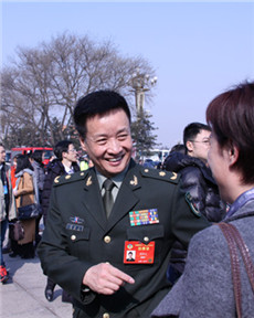 參加全國政協開幕會的委員閻維文