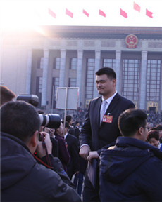 參加全國政協開幕式的委員姚明