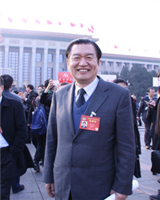 參加全國政協開幕式的委員王興東