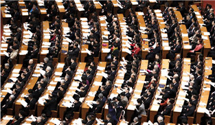 政協委員們在認真聽會