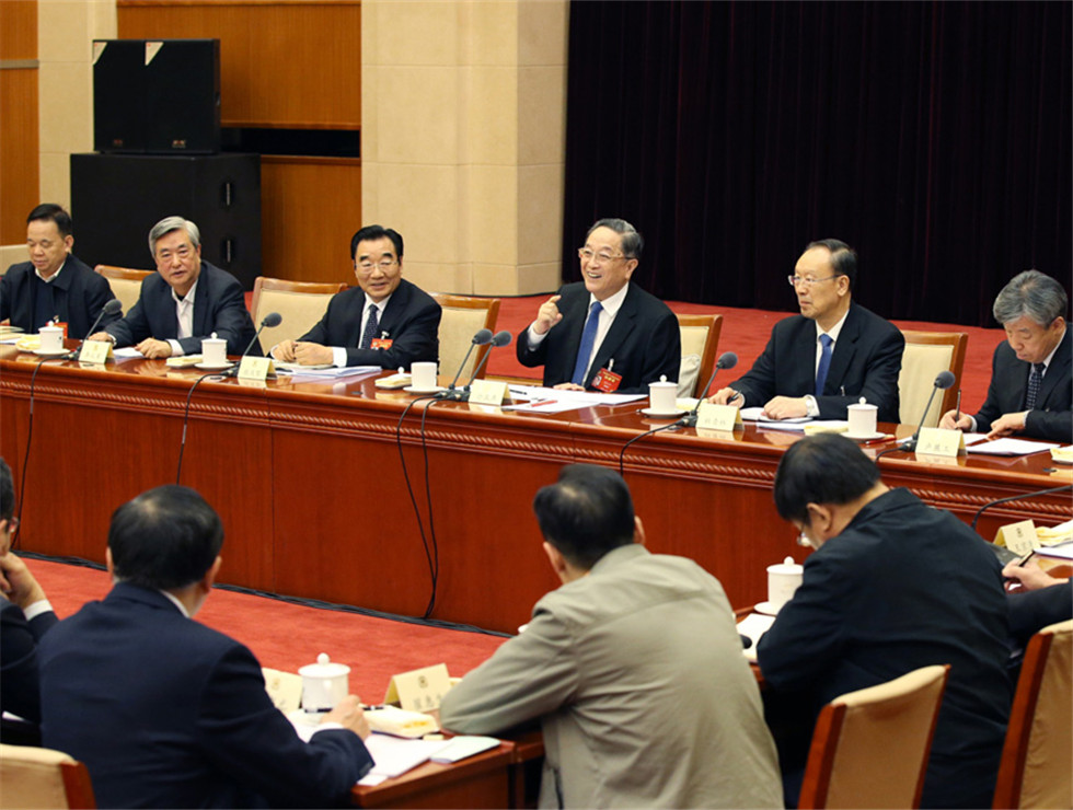 俞正聲看望社會科學、新聞出版界委員并參加討論