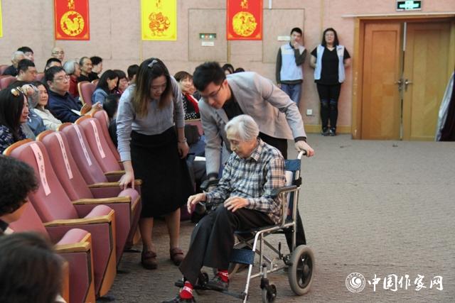 開場前，于是之的遺孀李曼宜來到現場