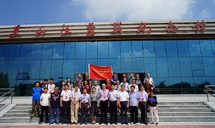 阻擊戰紀念館前合影