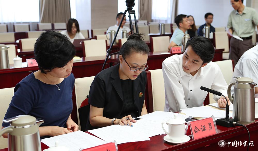 8月4日，公證處人員查看選票情況