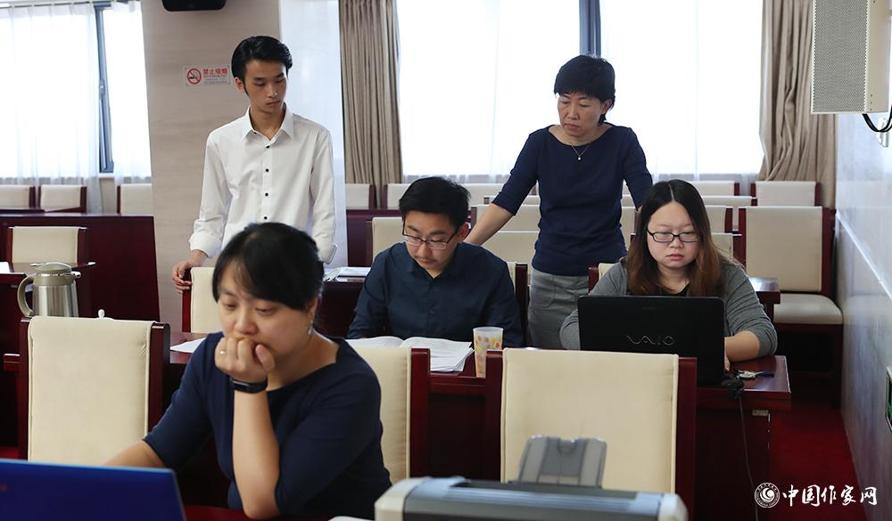 8月4日，各組聯絡員統計選票