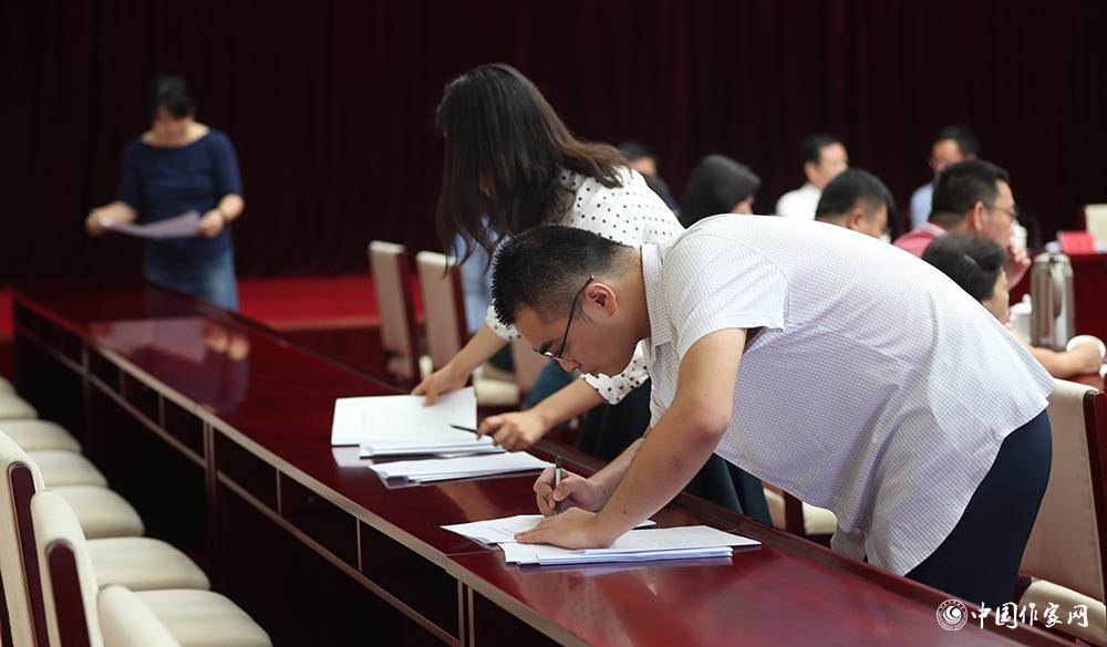 8月4日，第十屆兒獎評委會第六次全體會議上，聯絡員清點收回選票情況