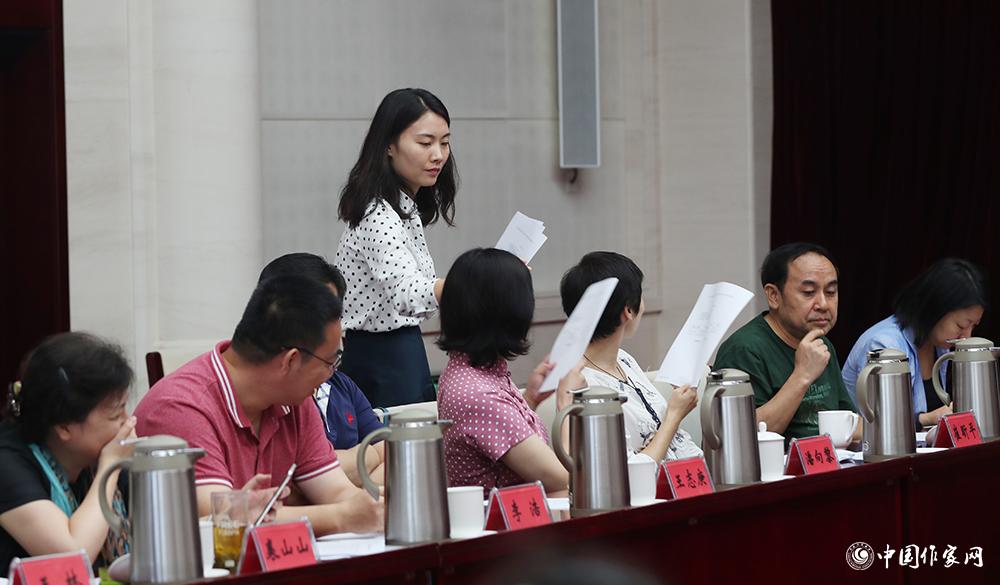 8月4日，第十屆兒獎評委會第六次全體會議上，聯絡員收回選票