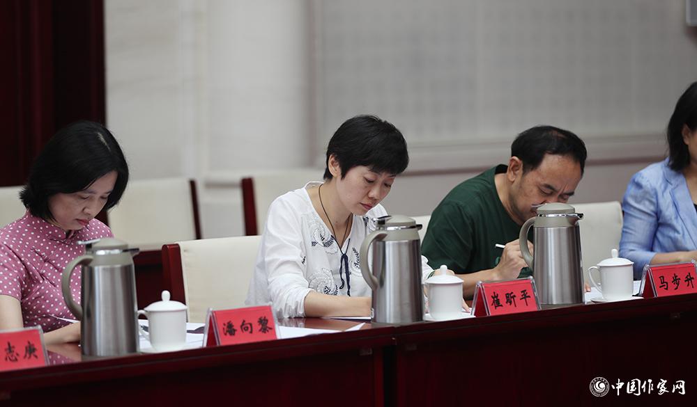 8月4日，第十屆兒獎評委會第六次全體會議上，評委填寫選票