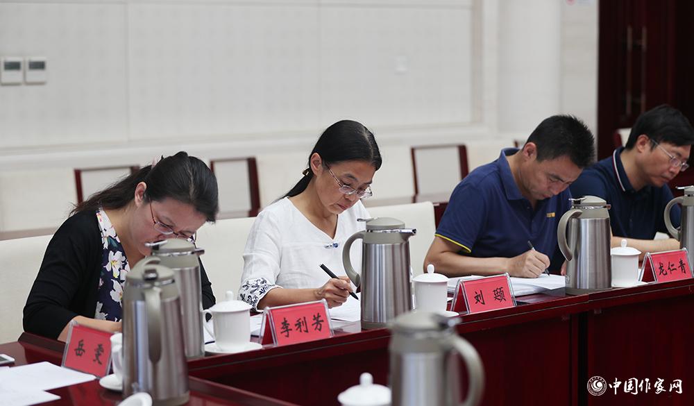 8月4日，第十屆兒獎評委會第六次全體會議上，評委填寫選票