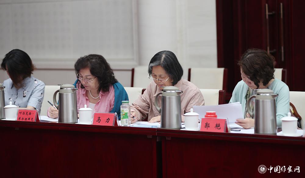 8月4日，第十屆兒獎評委會第六次全體會議上，評委填寫選票