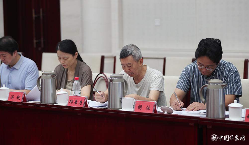 8月4日，第十屆兒獎評委會第六次全體會議上，評委填寫選票