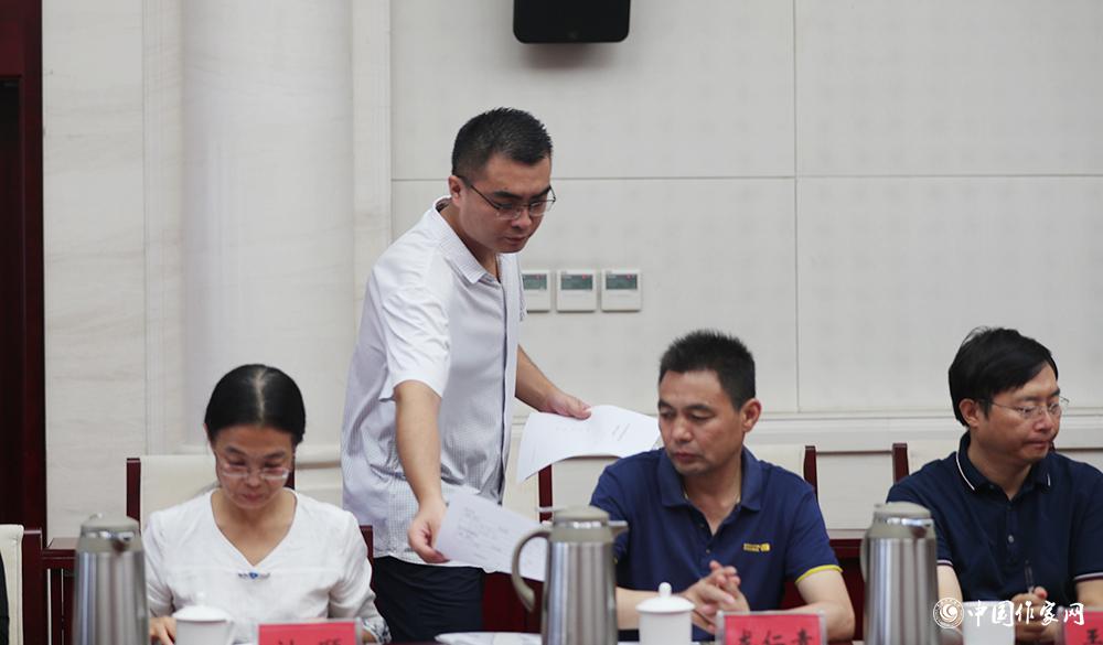 8月4日，第十屆兒獎評委會第六次全體會議上，聯絡員發放選票