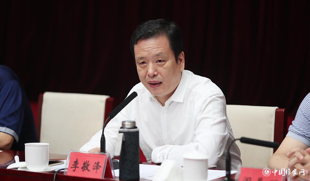 8月4日，李敬澤主持第十屆全國優秀兒童文學獎評委會第六次全體會議