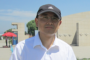 科幻文學：獲獎作品《大漠尋星人》作者：趙華         獲獎感言　　上班后，經歷了職場的繁雜，也走了很多彎路，但最終還是提起筆來撰寫適合孩子看的科幻故事，它們是寫給千百個我不認識的孩子的，又仿佛是寫給自己的。《大漠尋星人》中的7個故事就是其中的一部分，它們都是同星空、同人的真善有關的故事，當一個人意識到世界的浩瀚和自己的渺小時，就會心存敬畏……