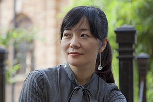 散文：獲獎作品《愛——外婆和我》作者：殷健靈         獲獎感言　　2013年立春，我與最愛的外婆永別。5個月后，為了排遣久滯心頭的悲傷，也為了撫慰家人，我在最短的時間里寫下《愛——外婆和我》。在我所有的作品里，她是我最珍視的、也是最特殊的。對于寫作這本書的我，她得來得最輕易，也得來得最艱難。