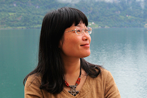 童話：獲獎作品《水妖喀喀莎》作者：湯湯         獲獎感言　　如果有一天，我能把童話寫到足夠廣闊和深邃，讓它有大海、星空、森林和荒漠的浩瀚無涯，又有一粒沙子、一朵小花，一顆水珠的細膩精致；讓它單純又繁復，五彩繽紛如同萬物生長，讓它如歌又如詩，瑰麗神奇散發出迷人的氣質；讓一切悲傷歡喜幸福痛苦都在童話里相遇，奏出一闕闕生命的交響曲。